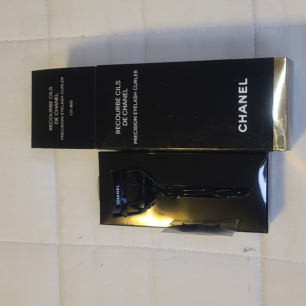 Chanel Precision Eyelash Curler with  2 Silicon refill pads - NEW